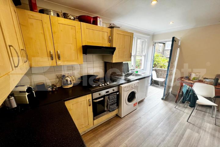 Charming Three Bedroomed Apartment In Period Building  Walcorde Avenue, Elephant & Castle